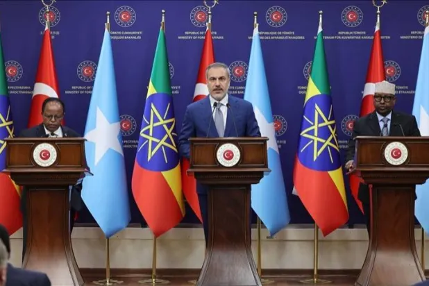 وزراء خارجية تركيا والصومال وإثيوبيا في مؤتمر صحافي في ختام جولة مفاوضات بأنقرة في أغسطس الماضي (الخارجية التركية)