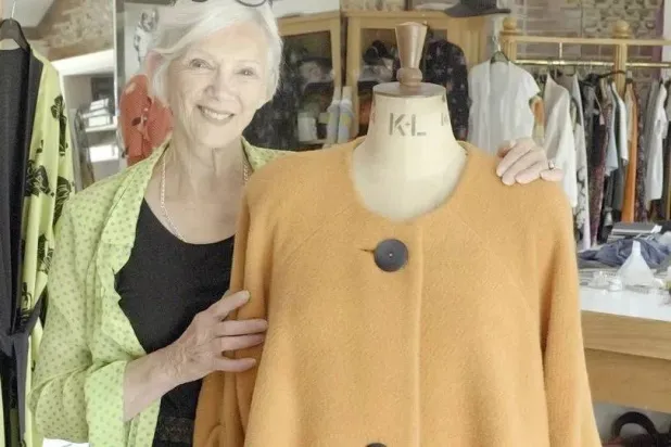 جان بالانت مع أحد تصميماتها المفقودة في متجر أوكسفام (أ.ب)