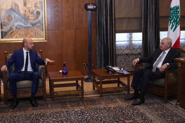 رئیس مجلس لبنان نبیه بری در حال ملاقات با وزیر خارجه فرانسه ژان نوئل بارو (عکس: AFP)