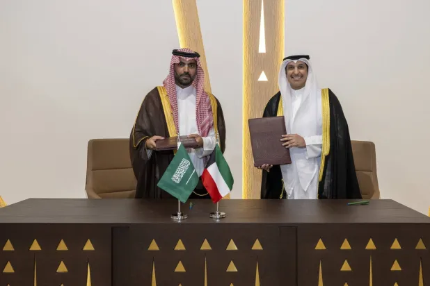 وزير الثقافة السعودي الأمير بدر بن عبد الله بن فرحان ووزير الإعلام والثقافة الكويتي عبد الرحمن المطيري بعد توقيع مذكرة التفاهم في الرياض (كونا)