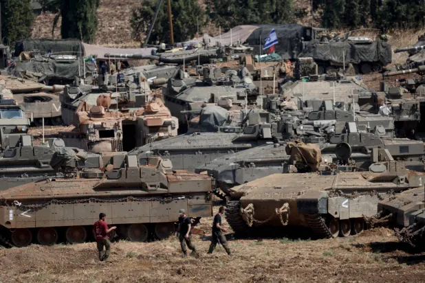 دبابات إسرائيلية تنتظر أمر التوغل في لبنان أمس  (إ.ب.أ)