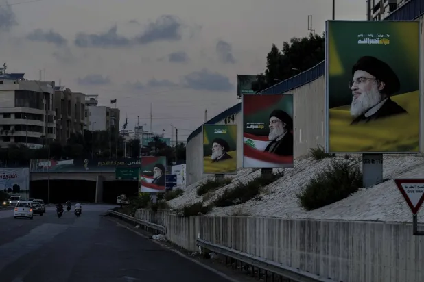 Beyrut Havaalanı’na giden yolda Nasrallah'ın fotoğrafları (AP)