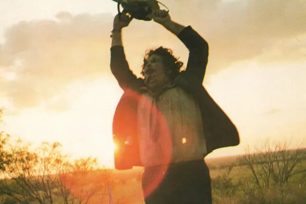 Teksas Katliamı'ndaki Deri Surat karakteri, meşhur seri katil Ed Gein'in cinayetlerinden esinlenmiş olsa da filmin konusu büyük ölçüde kurgusal (Bryanston Distributing Company)