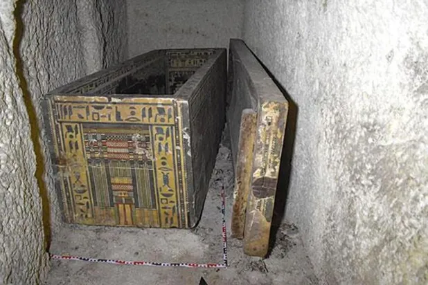 Tabutu süsleyen yazıların, ölen kişiye rehberlik etme amacı taşıdığı tahmin ediliyor (Mısır Turizm ve Eski Eserler Bakanlığı)