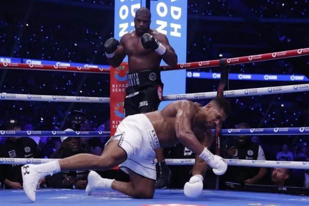 İki boksör IBF Dünya Ağırsıklet Kemeri için 21 Eylül'de ringe çıkmıştı (Reuters)