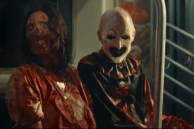 Türkiye'de sinemalarda gösterime girmeyecek Terrifier 3'te Palyaço Art, Noel Baba kılığına girip Miles County'de katliam yapıyor (Cinedigm Entertainment Group)
