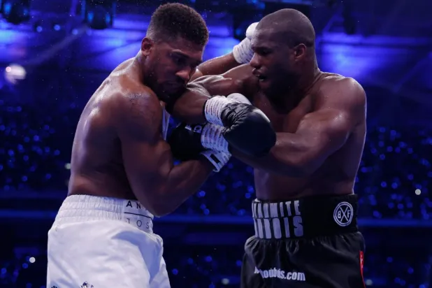 Dubois (sağda) Joshua'yı 5. rauntta durdurmuştu (Reuters)