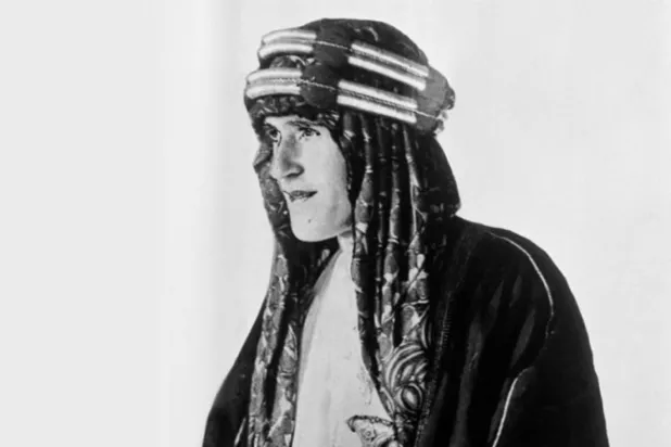 Arabistanlı Lawrence olarak bilinen, Thomas Edward Lawrence'ın geleneksel Arap kıyafetleri içindeki ne zaman çekildiği bilinmeyen fotoğrafı (AFP)