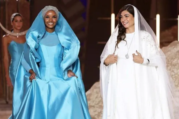 هنيدة الصيرفي مع العارضة العالمية حليمة بتصميم من مجموعة «كوزمو»... (خاص)