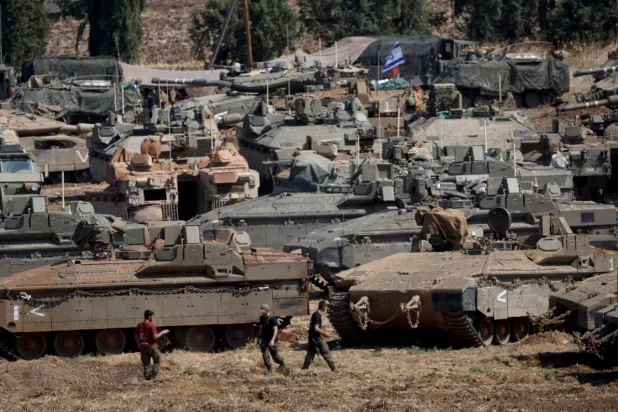 İsrail tankları dün Lübnan'a girmek için emir bekledi (AFP)