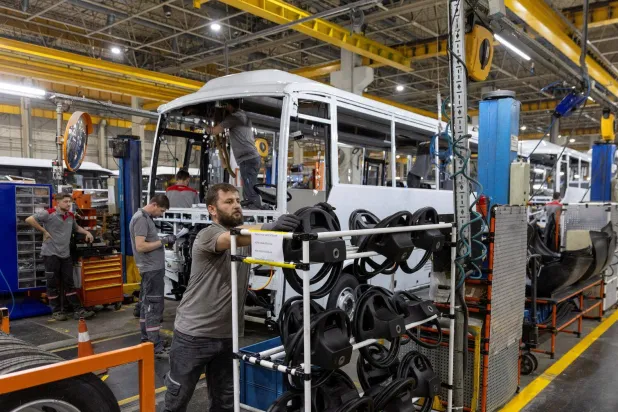 يعمل الفنيون على حافلة في خط إنتاج مصنع «أوتوكار» بمحافظة ساكاريا (رويترز)