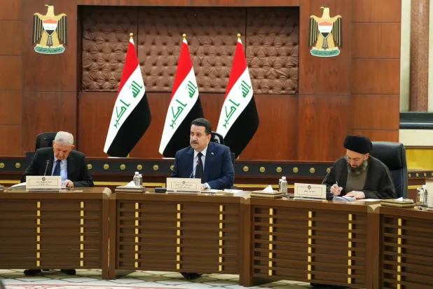 رئيس الحكومة محمد شياع السوداني يتوسط عمار الحكيم (يمين) ورئيس الجمهورية عبد اللطيف رشيد (يسار) في اجتماع ببغداد (إعلام حكومي)