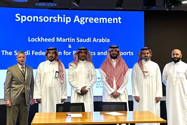 جانب من توقيع الاتفاقية بين «لوكهيد مارتن» والاتحاد السعودي للروبوت والرياضات اللاسلكية (الشرق الأوسط)