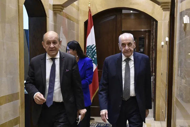 بری در حال استقبال از فرستاده فرانسوی ژان ایو لودریان هفته گذشته در بیروت (AFP)