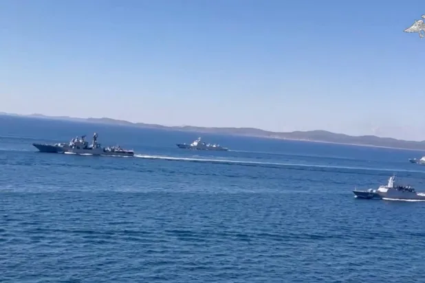 سفن حربية روسية وصينية في بحر اليابان (رويترز)