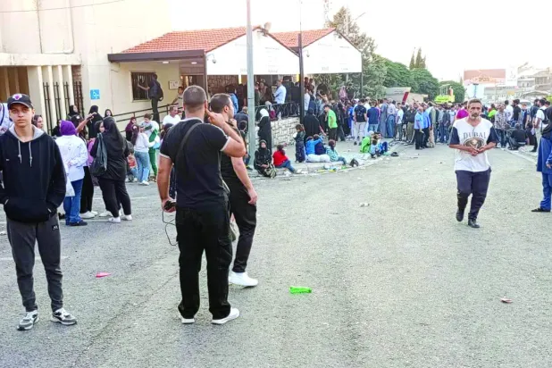 سوريون ولبنانيون على معبر المصنع بين لبنان وسوريا هرباً من القصف الإسرائيلي (الشرق الأوسط)