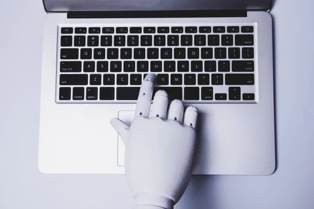 «إتش بي»: تأثير الذكاء الاصطناعي على أجهزة الكومبيوتر الشخصية للمستهلكين مشابه للتأثير التحويلي للإنترنت (غيتي)