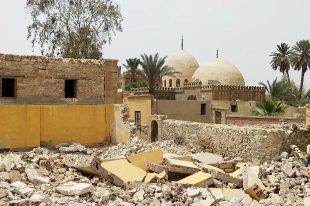 جانب من أعمال الإزالات بجبّانة الإمام الشافعي (الشرق الأوسط)