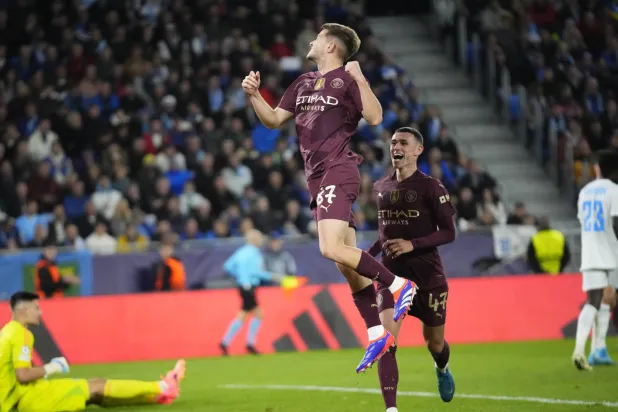 جيمس ماكاتي لاعب مانشستر سيتي يحتفل بهدفه الرابع في مرمى سلوفان براتيسلافا (إ.ب.أ)