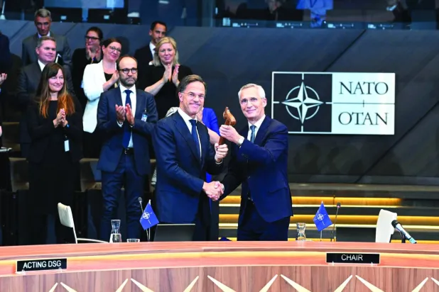 Stoltenberg ile Rutte Brüksel'deki yemin töreni sırasında (AP)