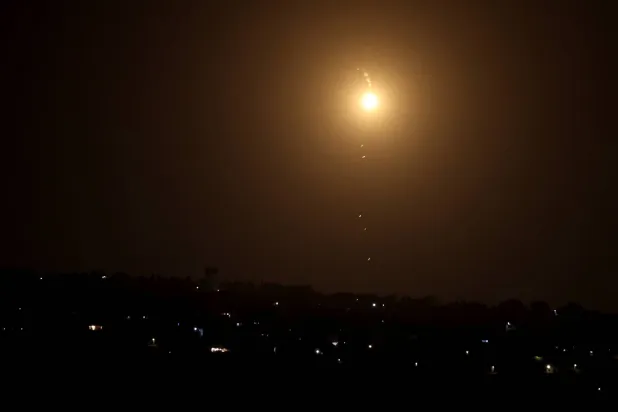 صاروخ يشتعل في السماء كما يظهر من صور من جنوب لبنان بعد أن أطلقت إيران دفعة من الصواريخ الباليستية باتجاه إسرائيل (رويترز)