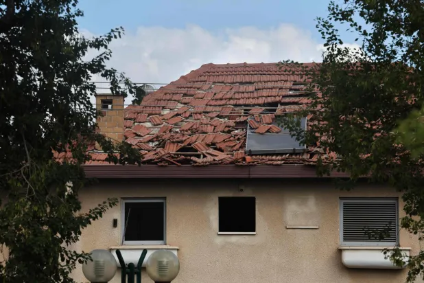 منزل تضرر جراء القصف الإيراني على إسرائيل أمس (أ.ف.ب)