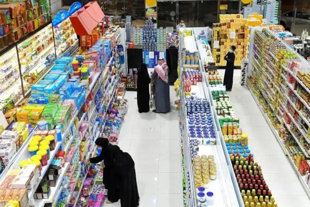 مجموعة من الأفراد يتسوقون في متجر مواد غذائية بالسعودية (الشرق الأوسط)