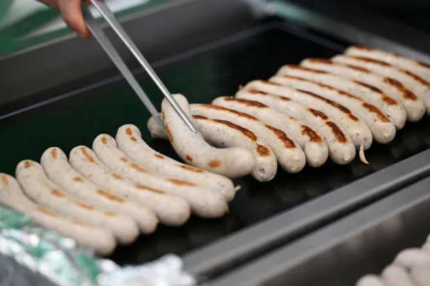 النقانق تحتوي على نسبة عالية من الدهون المشبعة وقدر كبير من الملح (رويترز)