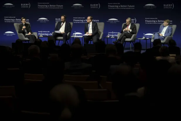 رئيسة مجلس الإشراف في «المركزي الأوروبي» كلاوديا بوش (من اليسار) تشارك بندوة خلال المؤتمر الاقتصادي 2024 في ريغا (وكالة حماية البيئة)