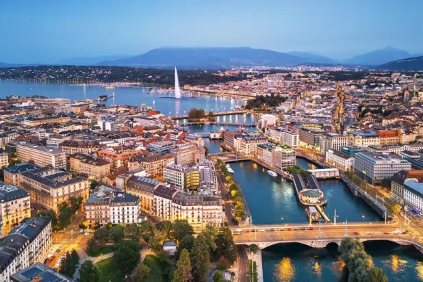 نافورة بحيرة لومان الاشهر في المدينة (شاترستوك)