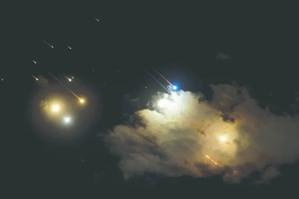 جانب من الصواريخ التي أطلقتها إيران تظهر في سماء القدس الثلاثاء (أ.ف.ب)