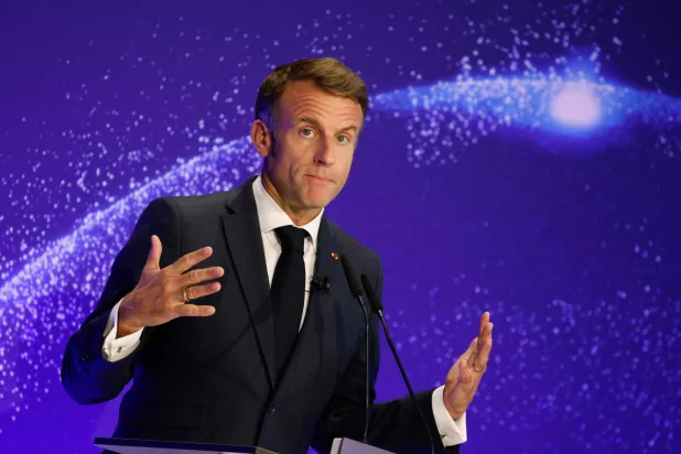 الرئيس الفرنسي إيمانويل ماكرون خلال كلمته بمناسبة «حوار برلين الشامل 2024» الأربعاء (أ.ف.ب)
