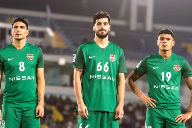 حسرة لاعبي شباب الأهلي الإماراتي عقب الخسارة أمام ناساف الأوزبكي (الشرق الأوسط)