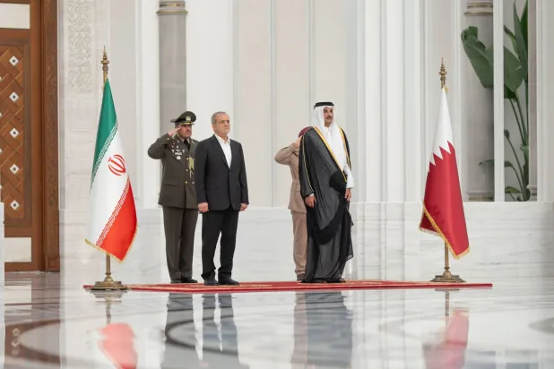 الشيخ تميم بن حمد آل ثاني والرئيس مسعود بزشكيان لدى لقائهما في الدوحة الأربعاء (الديوان الأميري القطري)