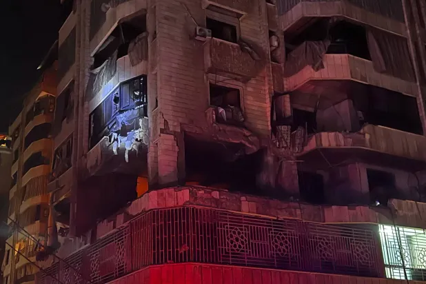 صورة لمبنى سكني استهدفته غارة جوية إسرائيلية في حي الباشورة ببيروت (ا.ف.ب)