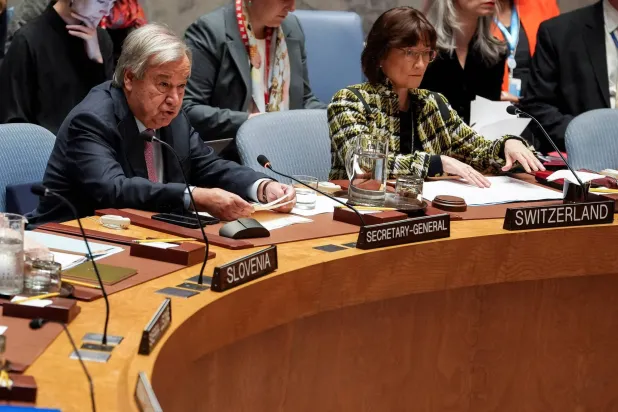 يتحدث الأمين العام للأمم المتحدة أنطونيو غوتيريش في اجتماع مجلس الأمن التابع للأمم المتحدة بعد الهجوم الصاروخي الإيراني على إسرائيل (رويترز)