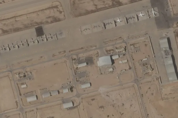 صور التقطها القمر«بلانيت بلاس» تظهر أضراراً في حظيرة مقاتلات بقاعدة «نيفاتيم» الجوية جنوب إسرائيل (أ.ب)