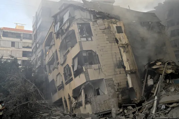 تصاعد الدخان من مبنى مدمَّر جراء غارات جوية إسرائيلية في الضاحية الجنوبية لبيروت (إ.ب.أ)