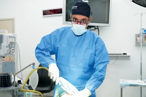 الدكتور وليد خاطر اختصاصي الجراحة الترميمية