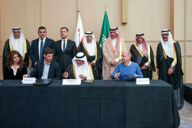 صورة في أثناء توقيع الاتفاقيات التجارية بين الدولتين (واس)