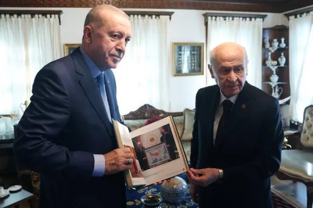 بهشلي يهدي إردوغان نسخة من كتاب أصدره حديثاً خلال زيارته له في منزله في أنقرة الخميس (الرئاسة التركية)