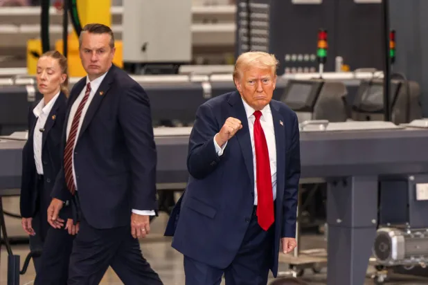 ترمب خلال مشاركته في تجمّع انتخابي بمينت هيل في نورث كارولاينا 25 سبتمبر (أ.ف.ب)