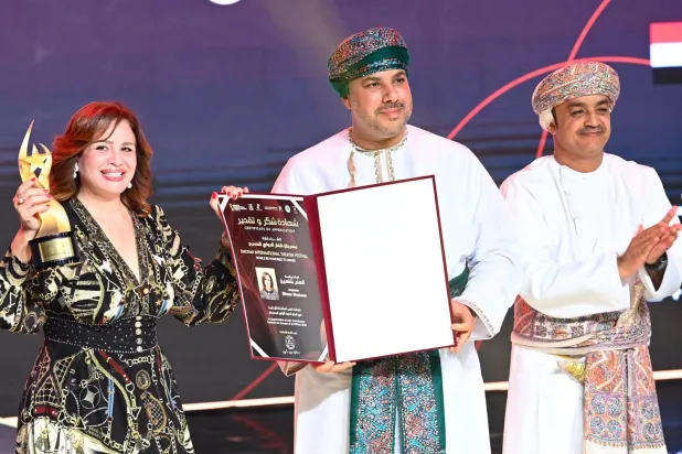 تكريم إلهام شاهين في حفل افتتاح مهرجان ظفار للمسرح (إدارة المهرجان)