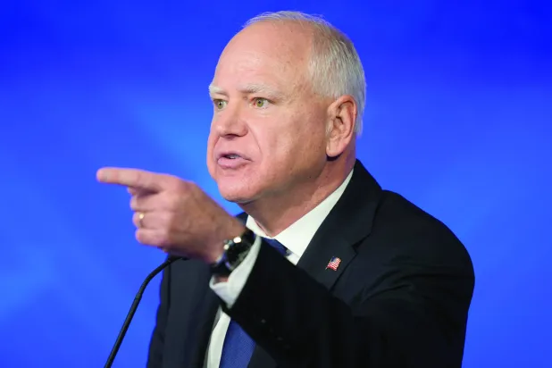 والز يجيب عن سؤال خلال المناظرة مع فانس (أ.ب)