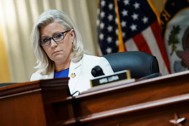 النائبة الأميركية آنذاك ليز تشيني (جمهورية من وايومنغ) خلال جلسة استماع عامة للجنة مجلس النواب للتحقيق في هجوم 6 يناير على مبنى «الكابيتول» في واشنطن بالولايات المتحدة 21 يوليو 2022 (رويترز)