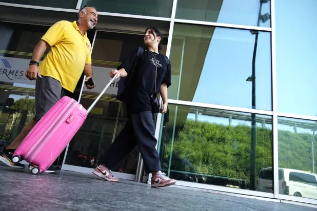 أب وابنته غادرا لبنان على متن طائرة عسكرية يونانية (أ.ب)