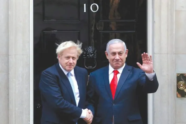 رئيس الوزراء البريطاني آنذاك بوريس جونسون يستقبل رئيس الوزراء الإسرائيلي بنيامين نتنياهو في داونينغ ستريت في لندن عام 2019 (رويترز)
