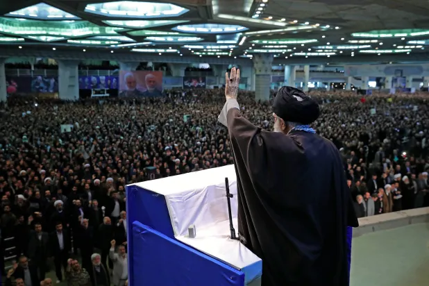 المرشد الإيراني يلقي خطبة الجمعة في 16 يناير 2020 بعد أسبوع من رد انتقامي إيراني على مقتل سليماني (موقع خامنئي)