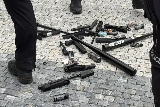 الأسلحة والأدوات التي وجدتها الشرطة التشيكية في التجمع الكبير لجماهير أياكس أمستردام بساحة براغ (الشرق الأوسط)