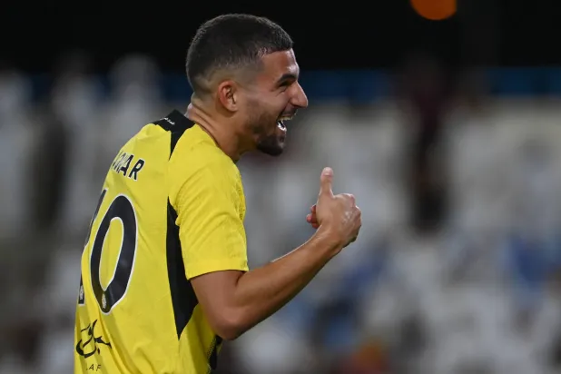 عوار محتفلاً بهدفه في مرمى الأخدود (تصوير: علي خمج)